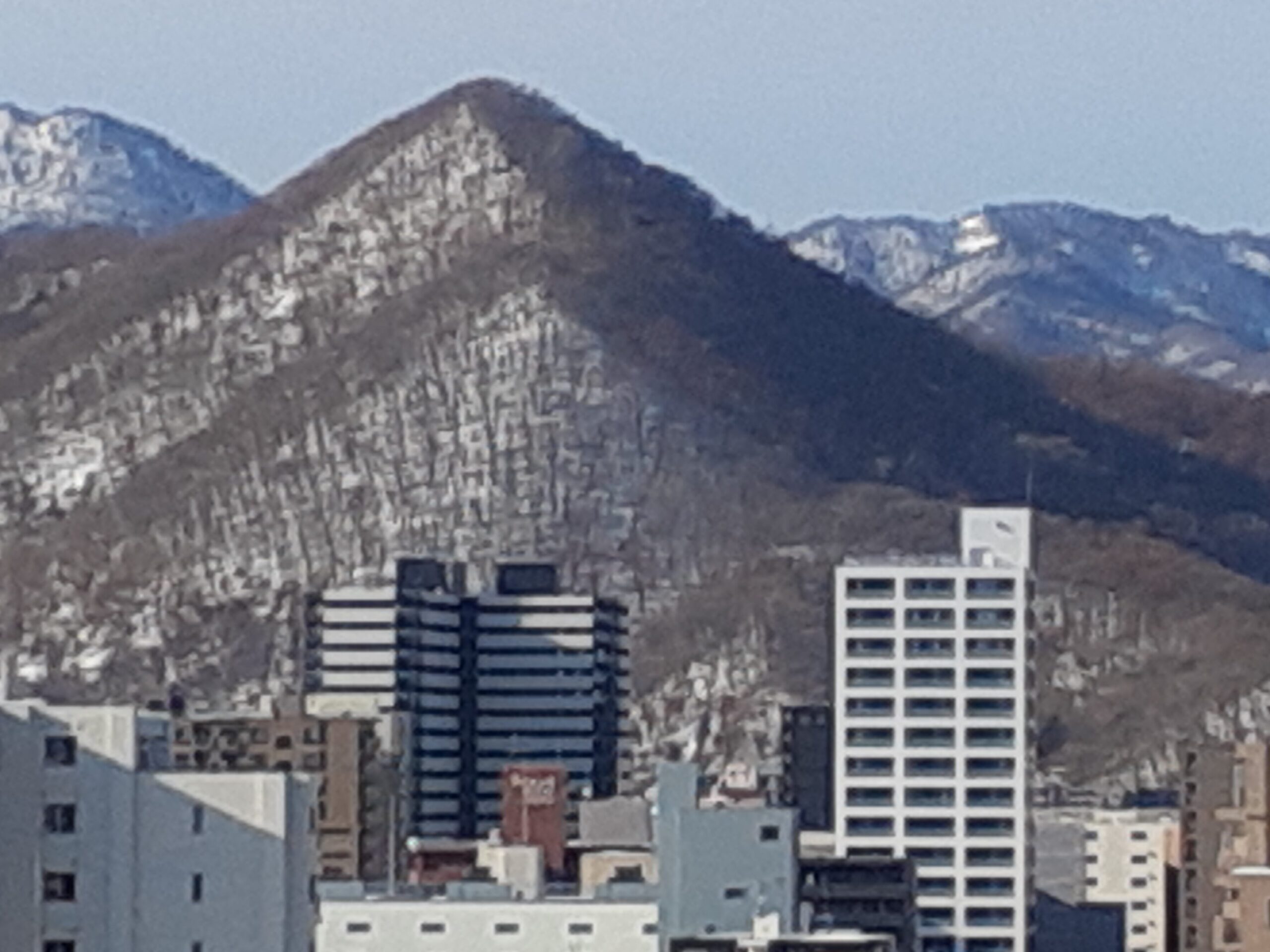 窓から見える三角山
